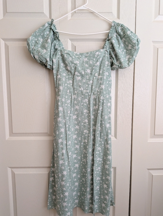Francesca's Collections Dresses & Skirts - Francesca’s Sage Floral Puff Sleeve Midi Dress